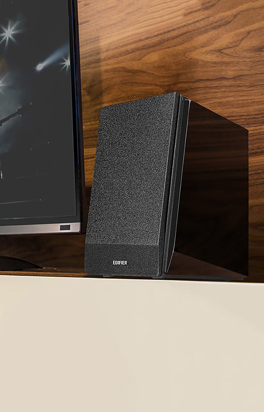 R1850DB Bookshelf Speakers with Subwoofer Output (Certified